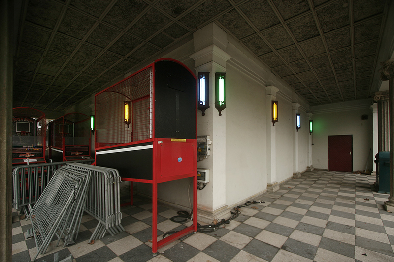 Illustration for article titled Inside the Ghostly Remains of Budapest's Condemned Amusement Park